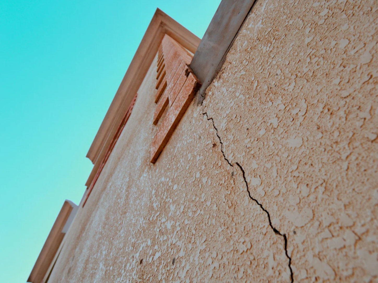 Fissure maison : causes, dangers et vigilance avant achat
